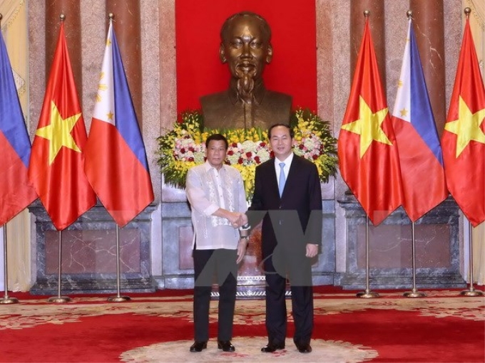 Chủ tịch nước Trần Đại Quang và Tổng thống Cộng hòa Philippines Rodrigo Roa Duterte tại lễ đón. (Ảnh: Nhan Sáng/TTXVN)